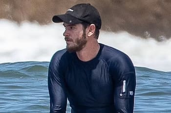 Andrew Garfield se vuelve tendencia en Twitter por fotos que lo muestran surfeando en México