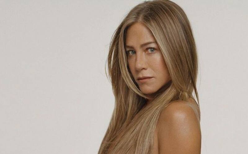 Jennifer Aniston La actriz lució un vestido ideal para chaparritas - Créditos: Zoey Grossman