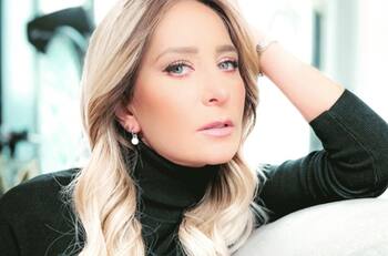 Geraldine Bazán presume sus días en París frente a la Torre Eiffel