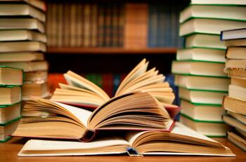 Bibliomancia: Descubre cómo pueden predecir el futuro a través de los libros