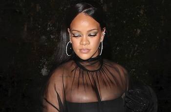 Rihanna luce look maternal con transparencias de la manera más elegante