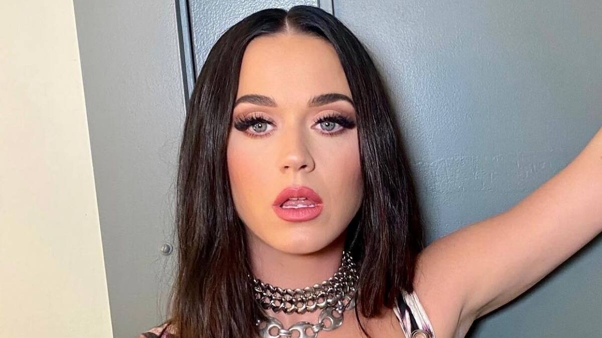Katy Perry sufre accidente con su pantalón en emisión de 'American Idol'