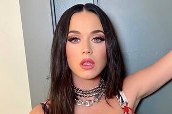 Katy Perry sufre accidente con su pantalón en emisión de 'American Idol'