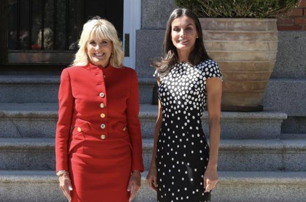 Reina Letizia estrena vestido de lunares en reunión con Jill Biden
