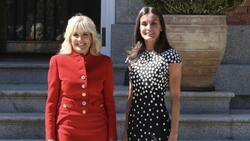 Reina Letizia estrena vestido de lunares en reunión con Jill Biden
