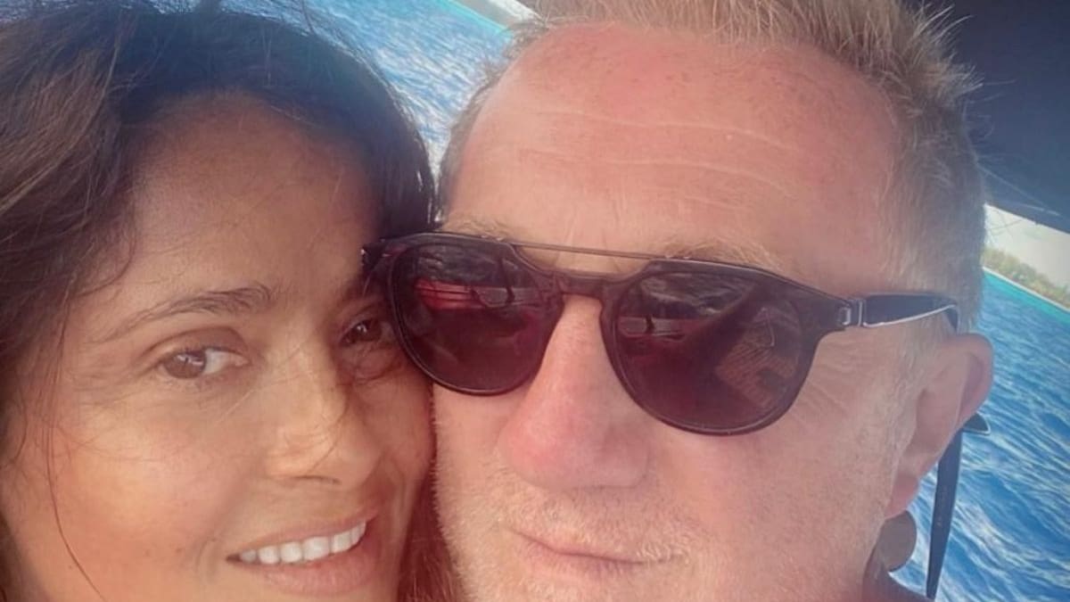 Salma Hayek revela que su esposo le aplaude sus espectaculares vestidos