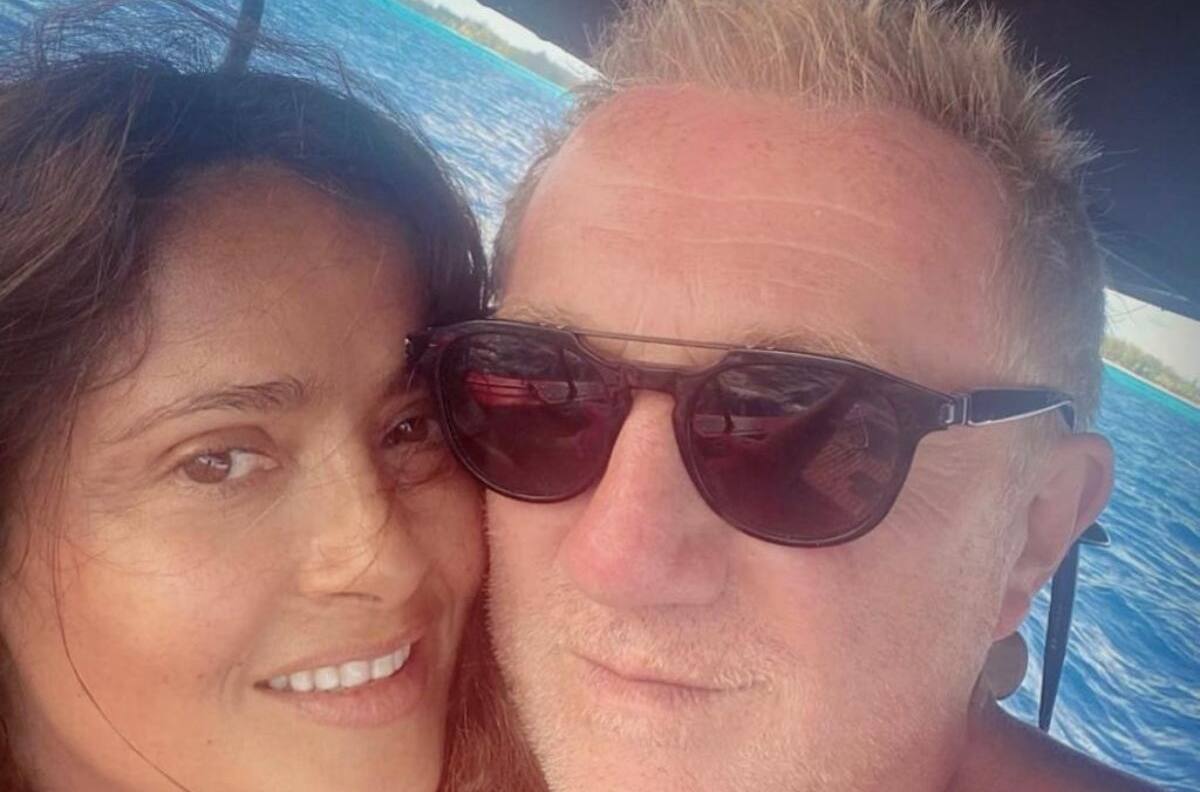 Salma Hayek revela que su esposo le aplaude sus espectaculares vestidos
