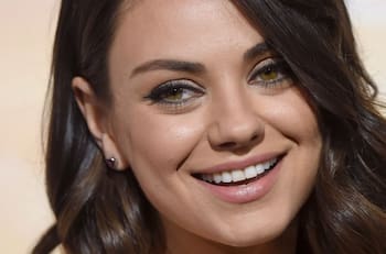 Mila Kunis enfurece al defender la frecuencia con la que baña a sus hijos