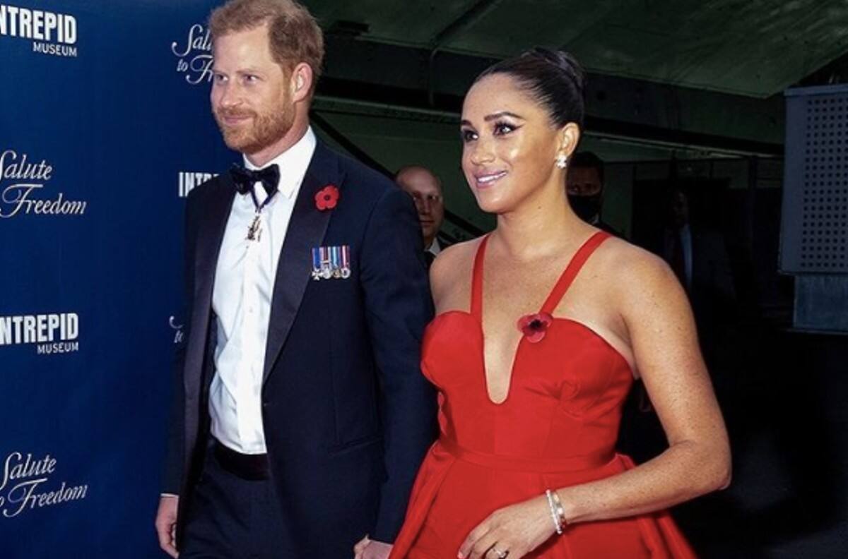 Rojo y escotado: el vestido más caro que usó la realeza en 2021 lo llevó Meghan Markle