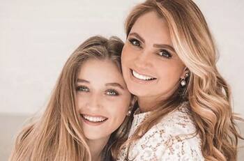 Angélica Rivera presume su talento para cantar junto a su hija Fernanda Castro