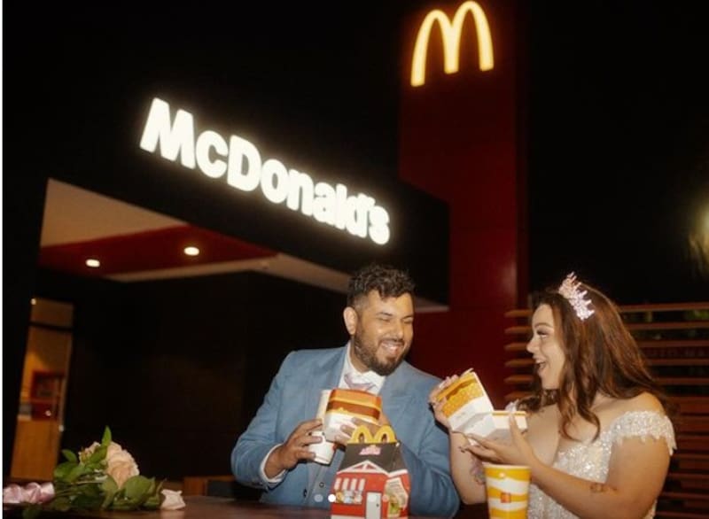 Coronel Valverde y Kiki Proust hicieron una alto en un local de comida rápida. Créditos: Instagram