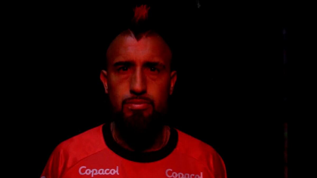 Arturo Vidal en primer plano en su presentación en Athletico Paranaense.