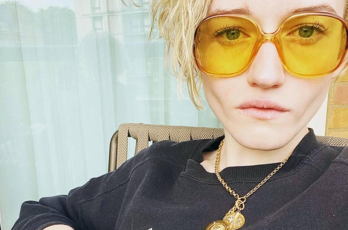 Julia Garner, de "Inventing Anna", sería la elegida para protagonizar la biopic de Madonna