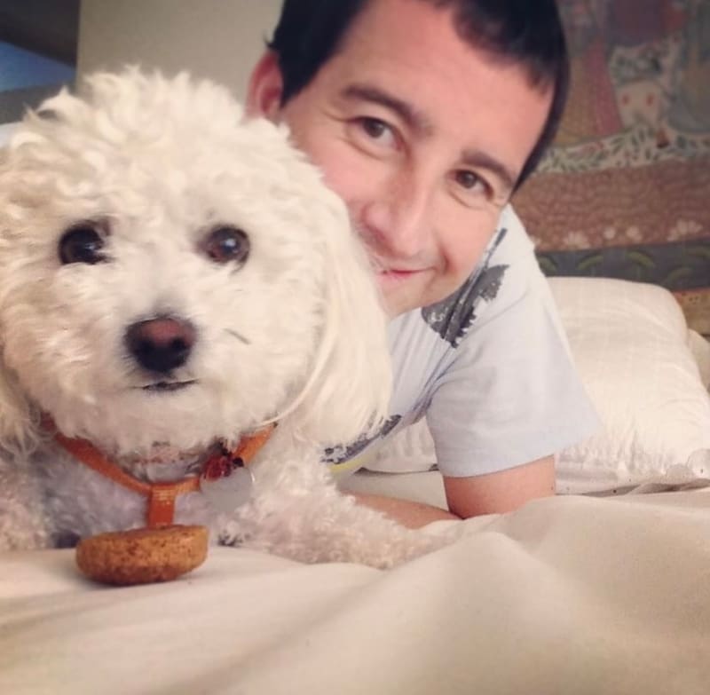 Eduardo Fuentes junto a su perrita, Clara.