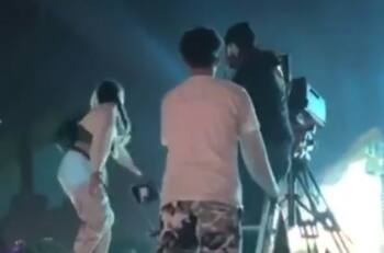 Video: Fanática se sube a encarar a camarógrafo para exigirle a Travis Scott que detenga Astroworld