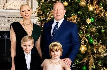 Princesa Charlene deslumbra en la tarjeta de felicitación navideña y le llueven elogios