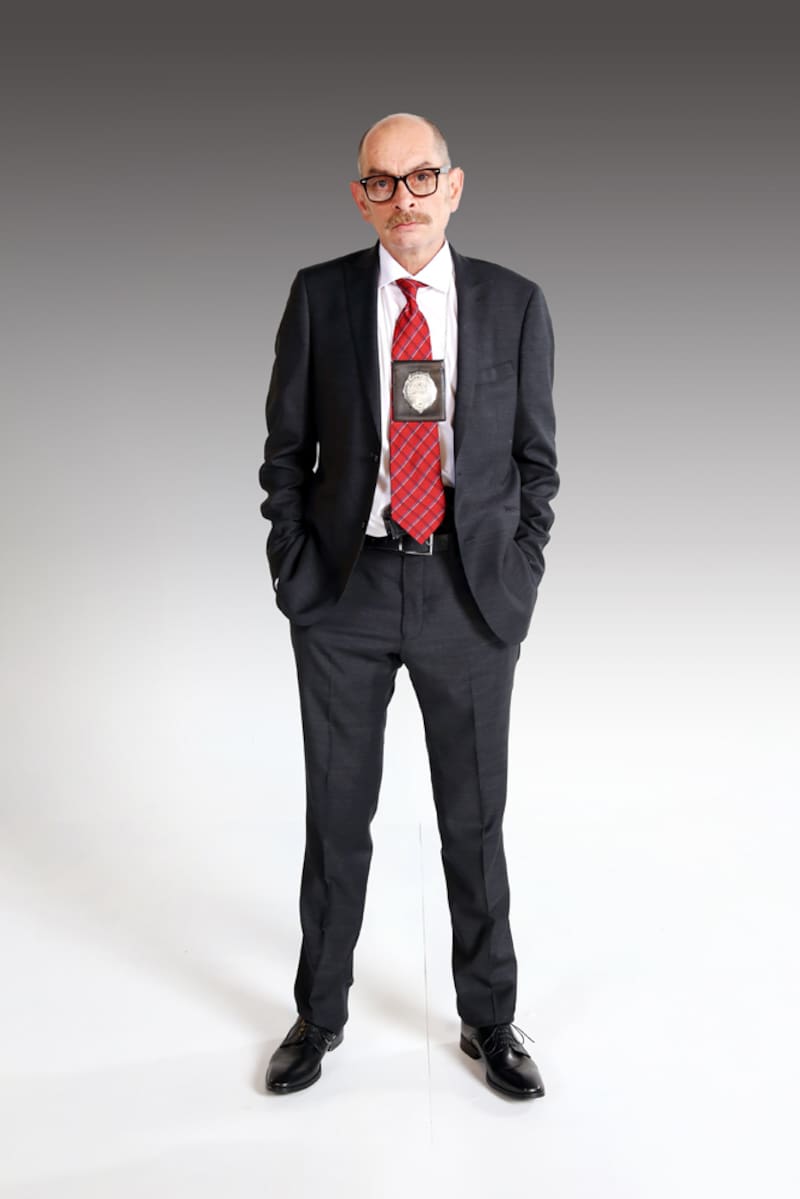 Ramón Llao como el prefecto Óscar Zapata en la nueva nocturna de Canal 13.