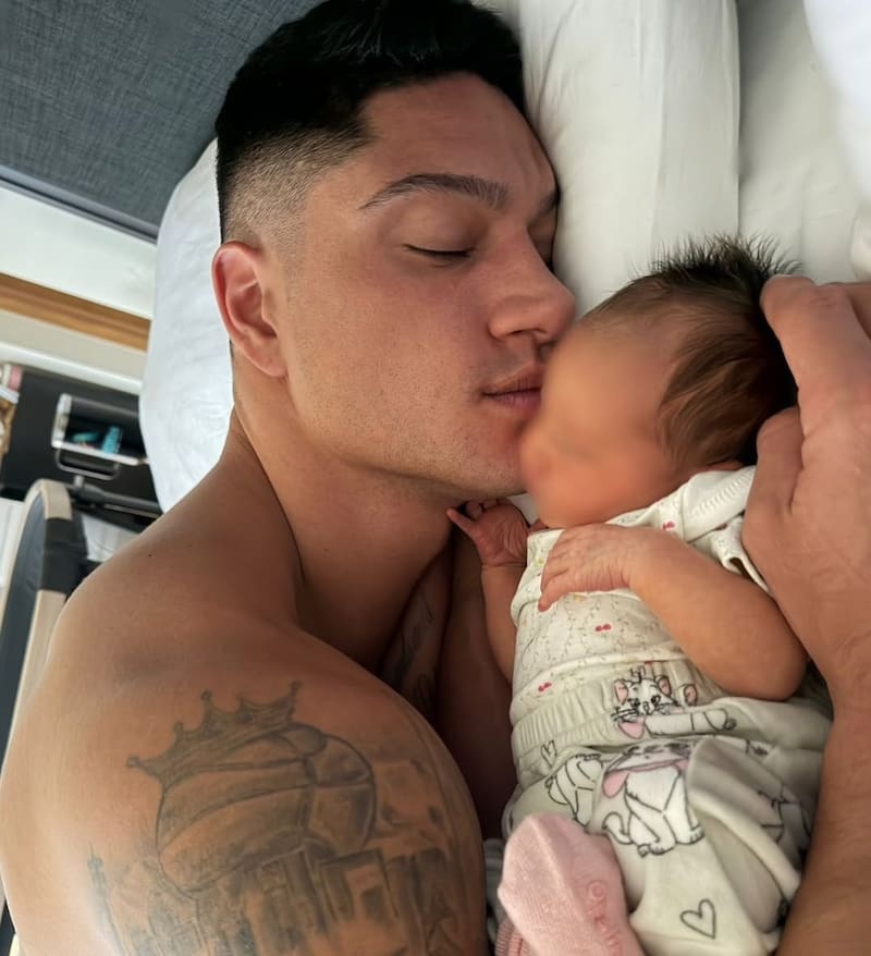 Con su hija Mía Ignacia. Foto: @sammisreyes en Instagram