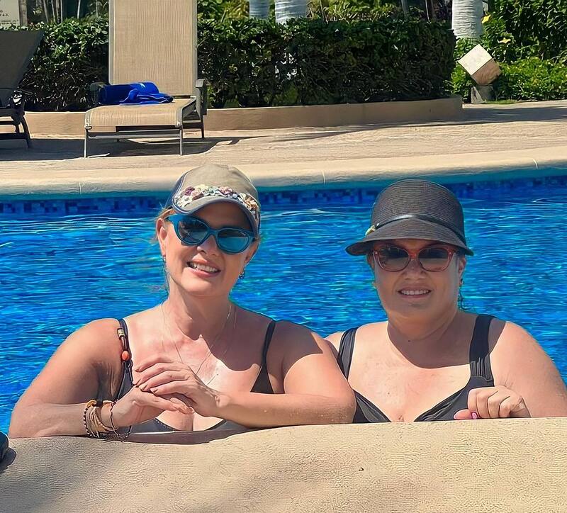 La actriz se dejó ver con su hermana de lo más divertida de vacaciones en la playa.