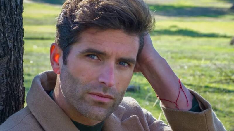 El galán español tendría un romance con Blu Dumay.