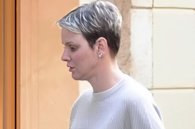 Princesa Charlene Recientemente fue captada en Milán, Italia, acompañada únicamente por su guardaespaldas y sin su anillo de bodas. - Créditos: Internet