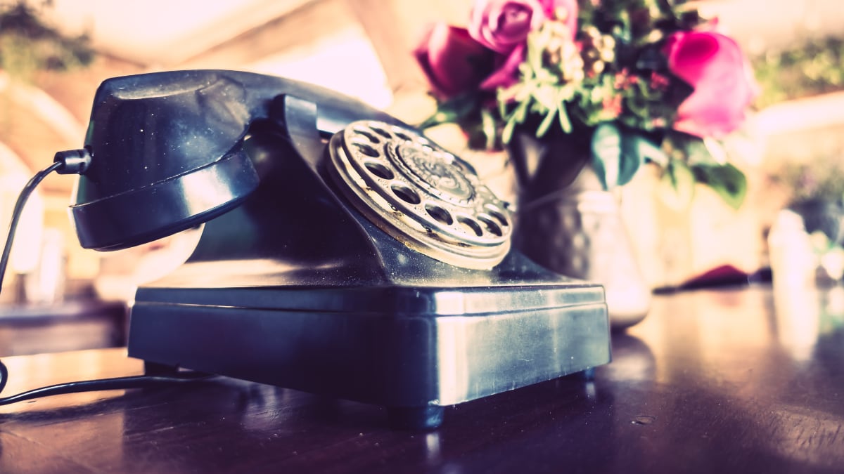 Teléfono antiguo en una mesa.