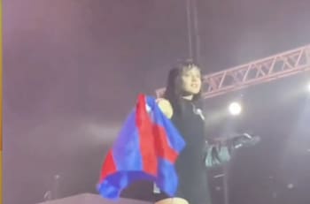 VIDEO | El complicado momento de Rosalía en Paraguay por mostrar bandera de un equipo de fútbol