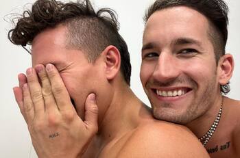 Mau y Ricky recrean tierna foto de su infancia, pese a la negativa de uno de ellos