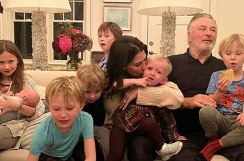 Hilaria Baldwin muestra lo caótico que es intentar tomar una foto de Thanksgiving con 7 hijos