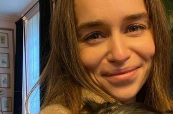 Emilia Clarke tras sobrevivir a dos aneurismas se une a la causa de "SameYou"