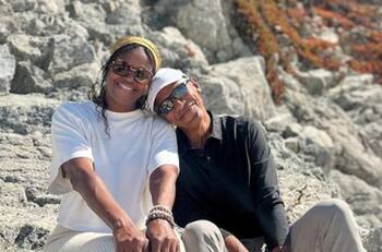 Michelle y Barack Obama publican tiernas fotos juntos en la playa por su aniversario 30