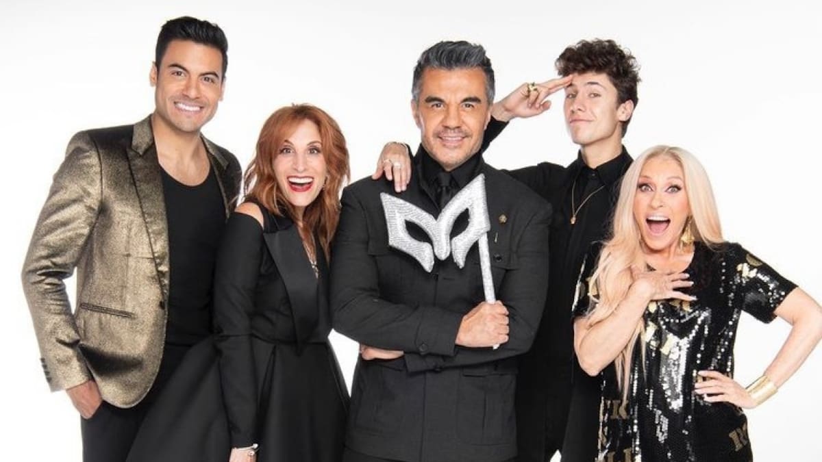 Adrián Uribe cumple su apuesta con Juanpa Zurita: saltó en paracaídas