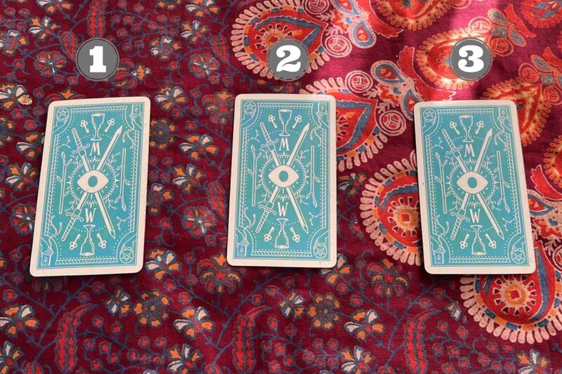 tres cartas del tarot sobre una mesa.