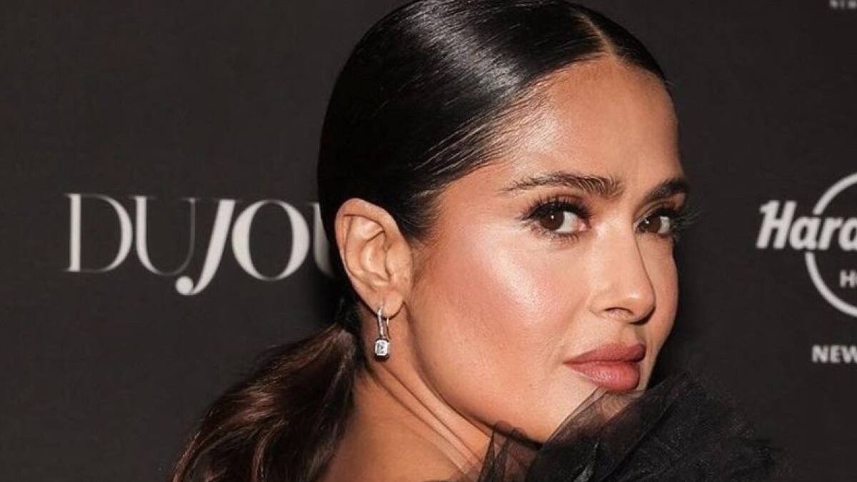 Salma Hayek se roba todas las miradas al aparecer con un ajustado corset