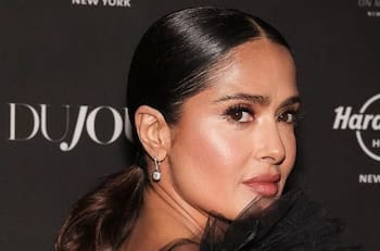 Salma Hayek se roba todas las miradas al aparecer con un ajustado corset