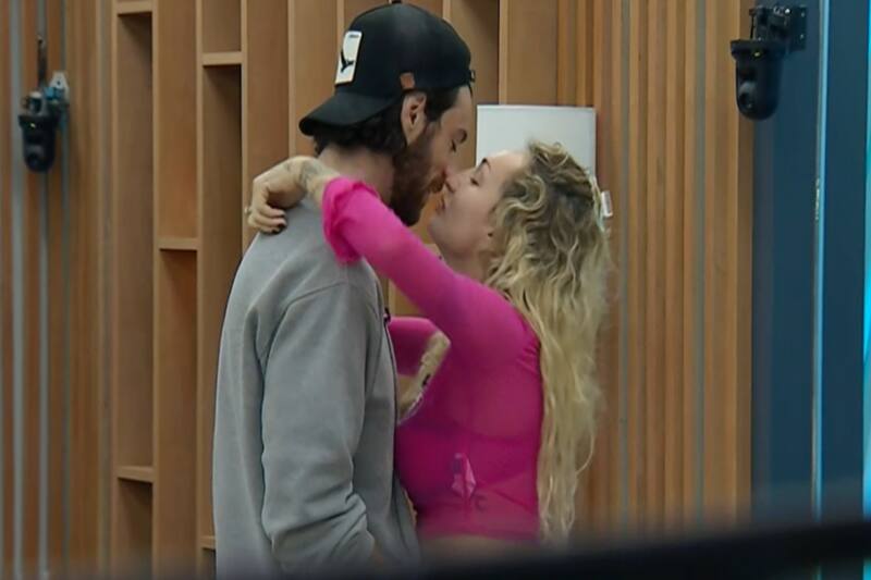 Lucas Crespo y Francisca Maira tuvieron un romance en el encierro del reality. Foto: CHV.