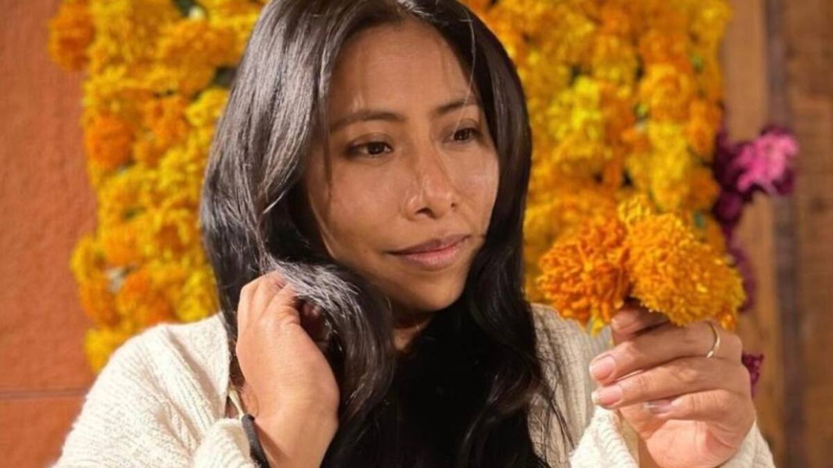 Yalitza Aparicio se vuelve tendencia con un vestido largo que favorece a las personas de estatura media