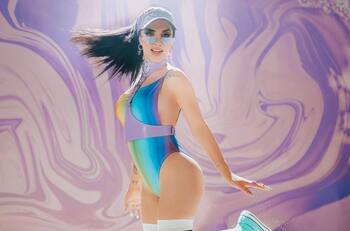 Kimberly Loaiza: sube video en TikTok en que muestra cómo "la golpea" un bailarín con el micrófono