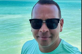 Ex de Jennifer Lopez comparte postal navideña con sus hijas y su nueva novia