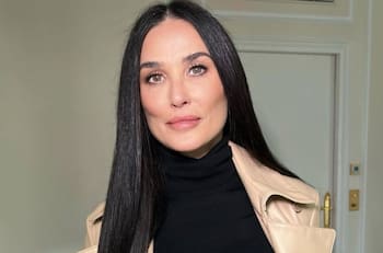 Demi Moore muestra cómo lucir un traje de baño de leopardo a los 60 años