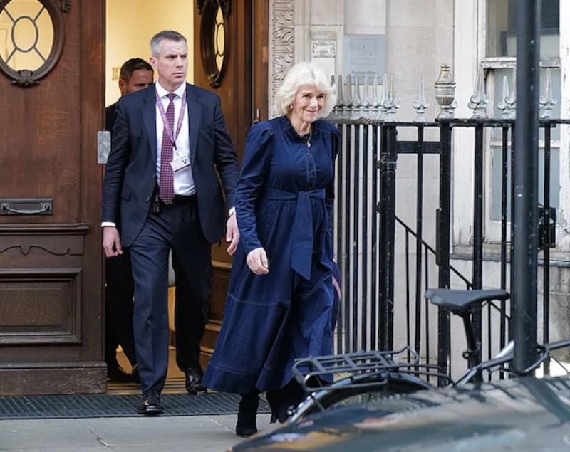 Reina Camilla capturada saliendo de la clínica donde está internado el rey Carlos III.