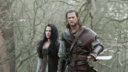 Chris Hemsworth revela que Kristen Stewart le dio un puñetazo durante filmación de "Snow White"