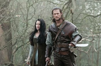 Chris Hemsworth revela que Kristen Stewart le dio un puñetazo durante filmación de "Snow White"