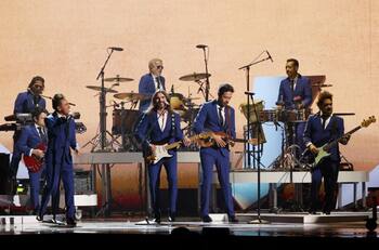 Juanes y Café Tacvba evocan a The Beatles al rendir homenaje a Juan Gabriel en los Latin Grammy