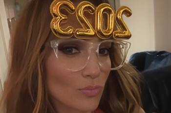 Jennifer Lopez deslumbra en Año Nuevo con jumpsuit de escote profundo