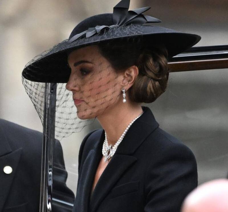 Kate Middleton luce un collar de perlas niponas en conmemoración del fallecimiento de la reina Isabel.
