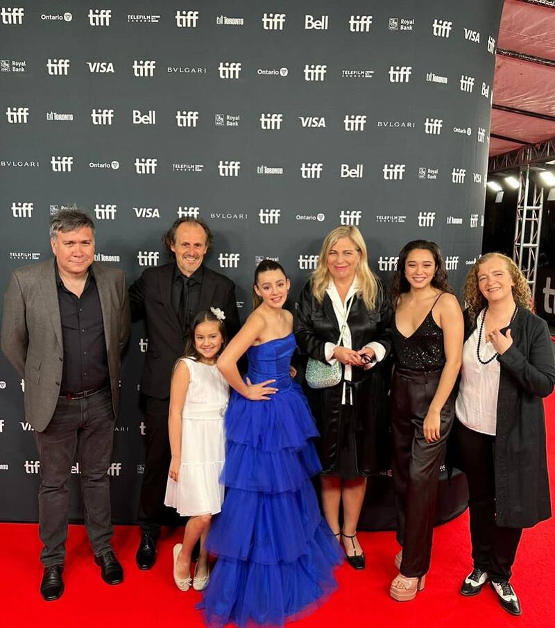 Alondra Valenzuela junto al resto del elenco de la cinta "La Contadora de Películas" en el Festival de Toronto 2023.