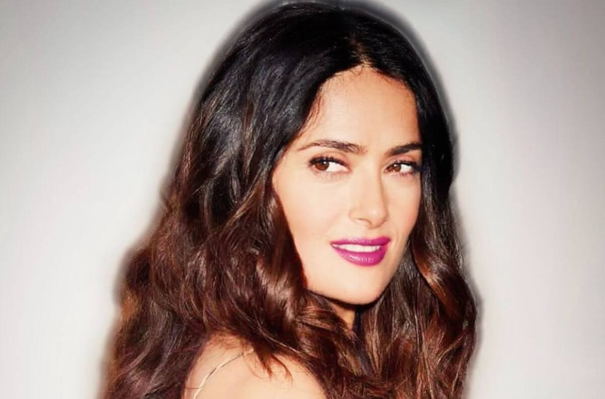 Salma Hayek sorprende con despampanante look de novia y le llueven halagos
