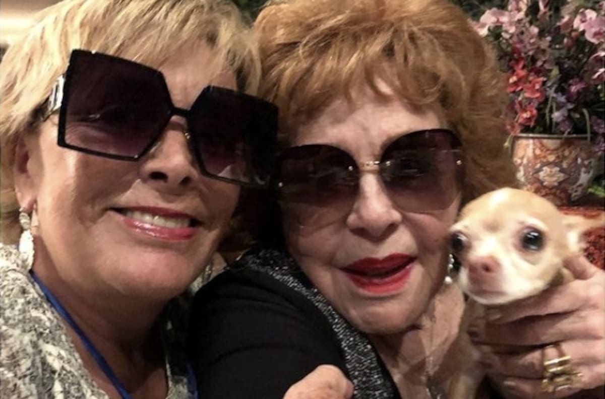 Silvia Pinal, como madre orgullosa, le aplaudió a su hija Sylvia Pasquel al verla actuar en una obra