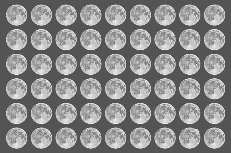 Una imagen con lunas llenas, y entre ellas se esconde un astronauta.